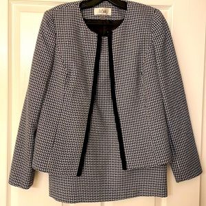 Le Suit. Skirt suit. Size 4. Dark blue